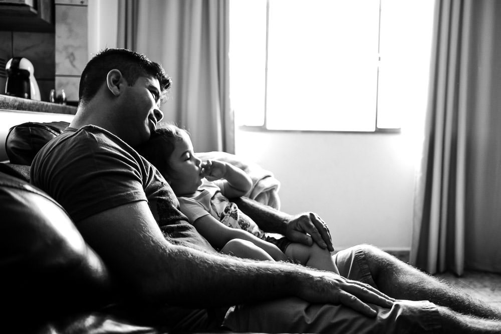 Fotografia documental de família, rotina e essência da família. 24 horas, um dia na vida. Pai, mãe, filhas, álbum, book da história da família.