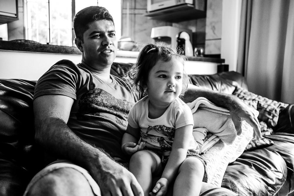 Fotografia documental de família, rotina e essência da família. 24 horas, um dia na vida. Pai, mãe, filhas, álbum, book da história da família.