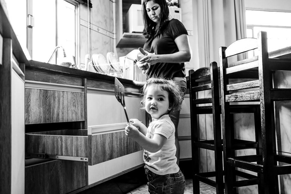 Fotografia documental de família, rotina e essência da família. 24 horas, um dia na vida. Pai, mãe, filhas, álbum, book da história da família.