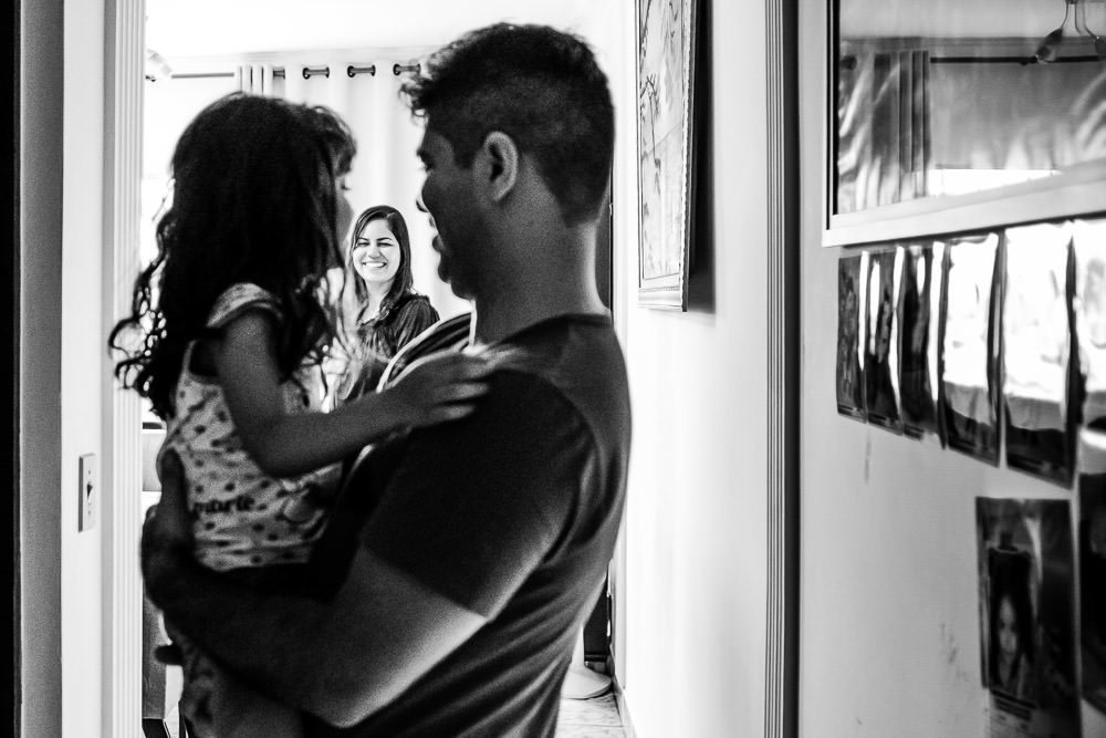 Fotografia documental de família, rotina e essência da família. 24 horas, um dia na vida. Pai, mãe, filhas, álbum, book da história da família.