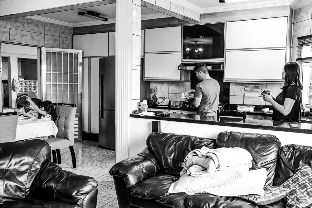 Fotografia documental de família, rotina e essência da família. 24 horas, um dia na vida. Pai, mãe, filhas, álbum, book da história da família.