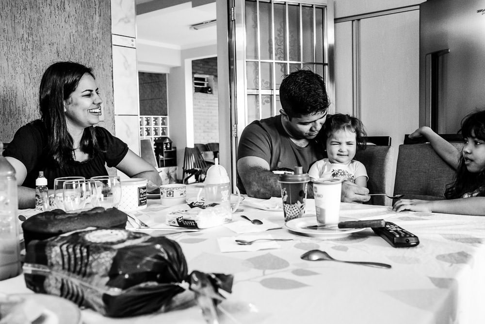 Fotografia documental de família, rotina e essência da família. 24 horas, um dia na vida. Pai, mãe, filhas, álbum, book da história da família.