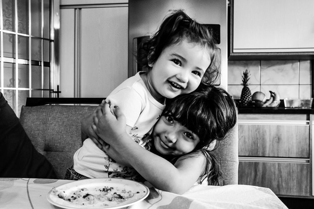 Fotografia documental de família, rotina e essência da família. 24 horas, um dia na vida. Pai, mãe, filhas, álbum, book da história da família.