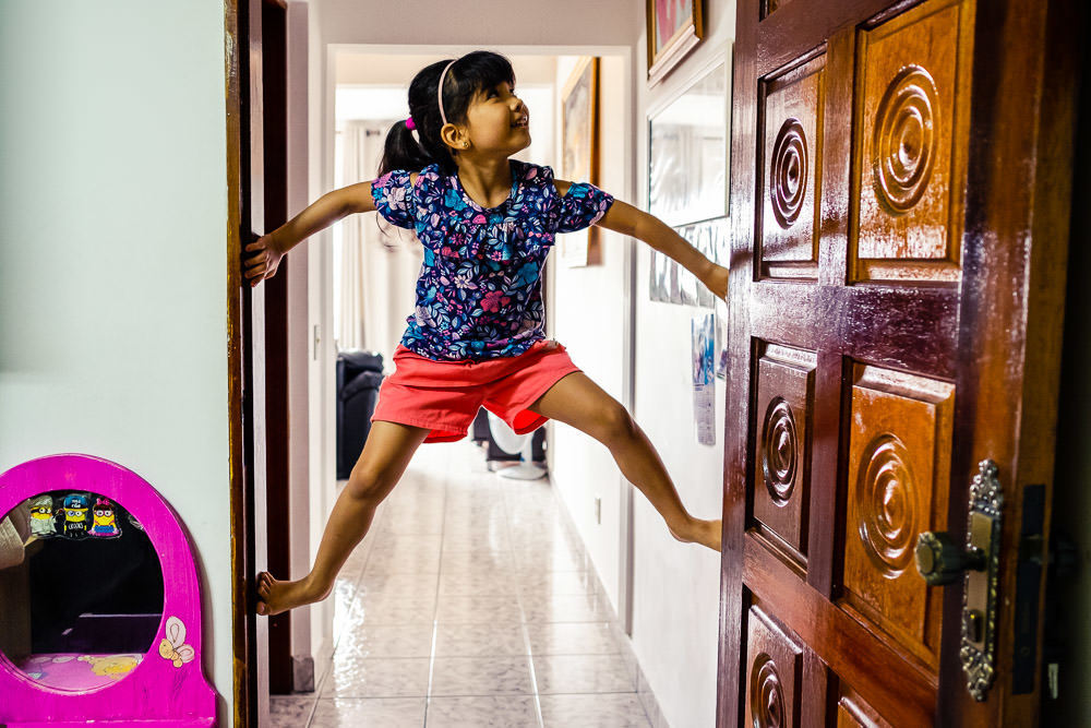 Fotografia documental de família, rotina e essência da família. 24 horas, um dia na vida. Pai, mãe, filhas, álbum, book da história da família.