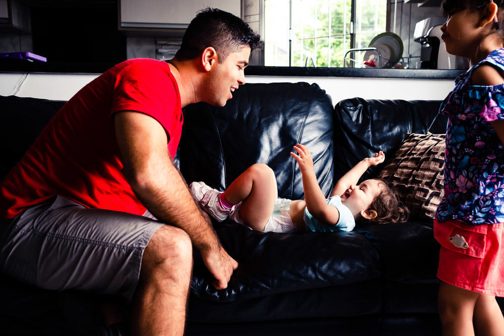 Fotografia documental de família, rotina e essência da família. 24 horas, um dia na vida. Pai, mãe, filhas, álbum, book da história da família.