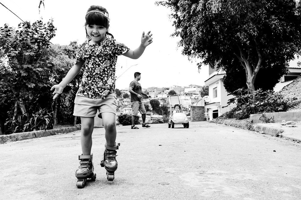 Fotografia documental de família, rotina e essência da família. 24 horas, um dia na vida. Pai, mãe, filhas, álbum, book da história da família.
