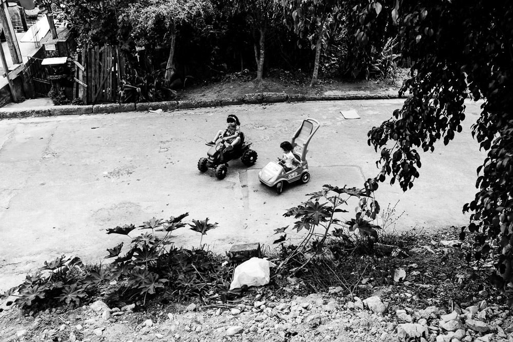 Fotografia documental de família, rotina e essência da família. 24 horas, um dia na vida. Pai, mãe, filhas, álbum, book da história da família.