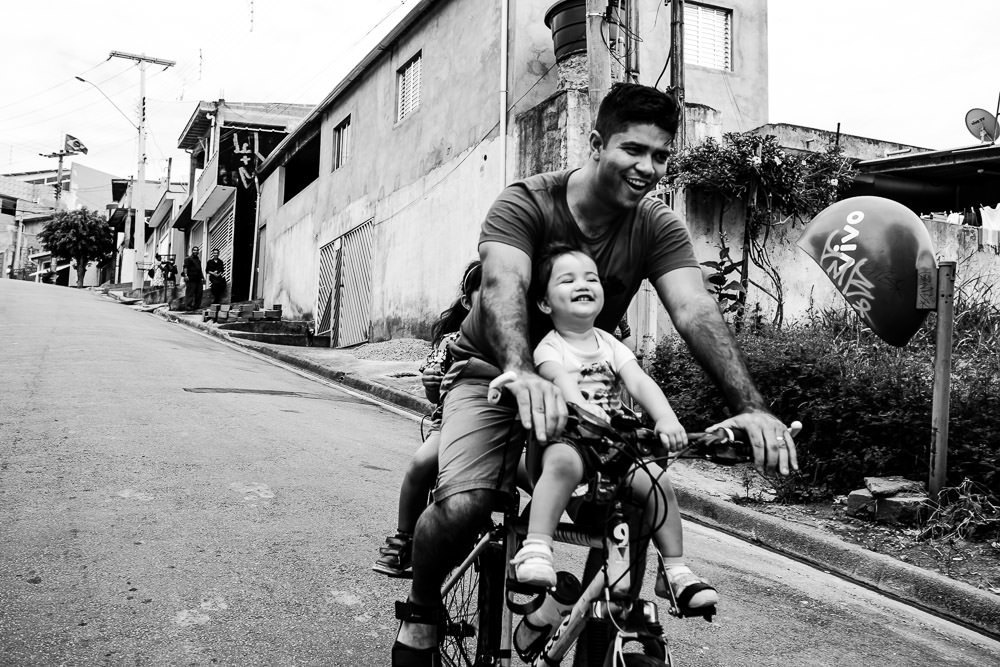 Fotografia documental de família, rotina e essência da família. 24 horas, um dia na vida. Pai, mãe, filhas, álbum, book da história da família.