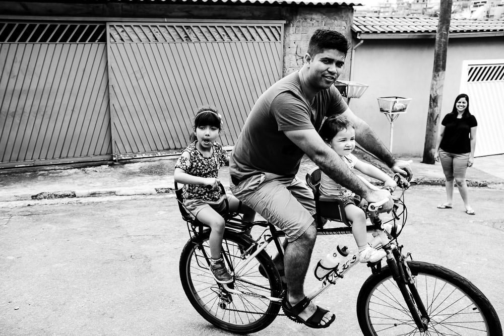 Fotografia documental de família, rotina e essência da família. 24 horas, um dia na vida. Pai, mãe, filhas, álbum, book da história da família.