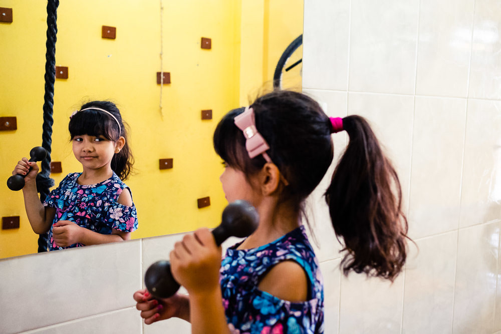 Fotografia documental de família, rotina e essência da família. 24 horas, um dia na vida. Pai, mãe, filhas, álbum, book da história da família.