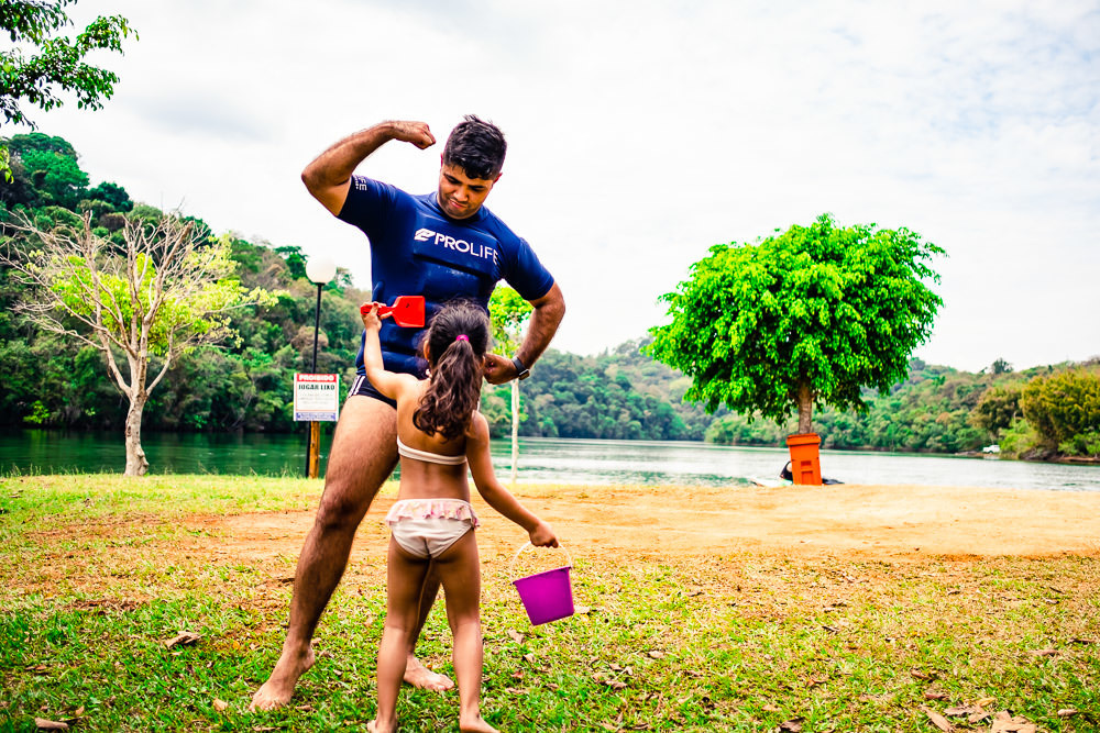 Fotografia documental de família, rotina e essência da família. 24 horas, um dia na vida. Pai, mãe, filhas, álbum, book da história da família.