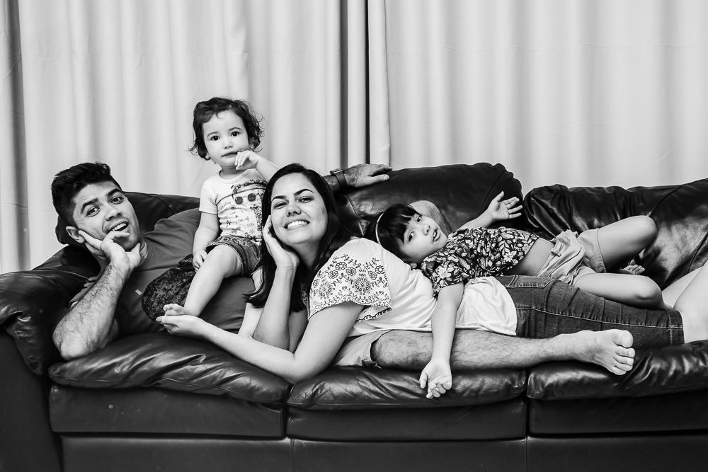 Fotografia documental de família, rotina e essência da família. 24 horas, um dia na vida. Pai, mãe, filhas, álbum, book da história da família.