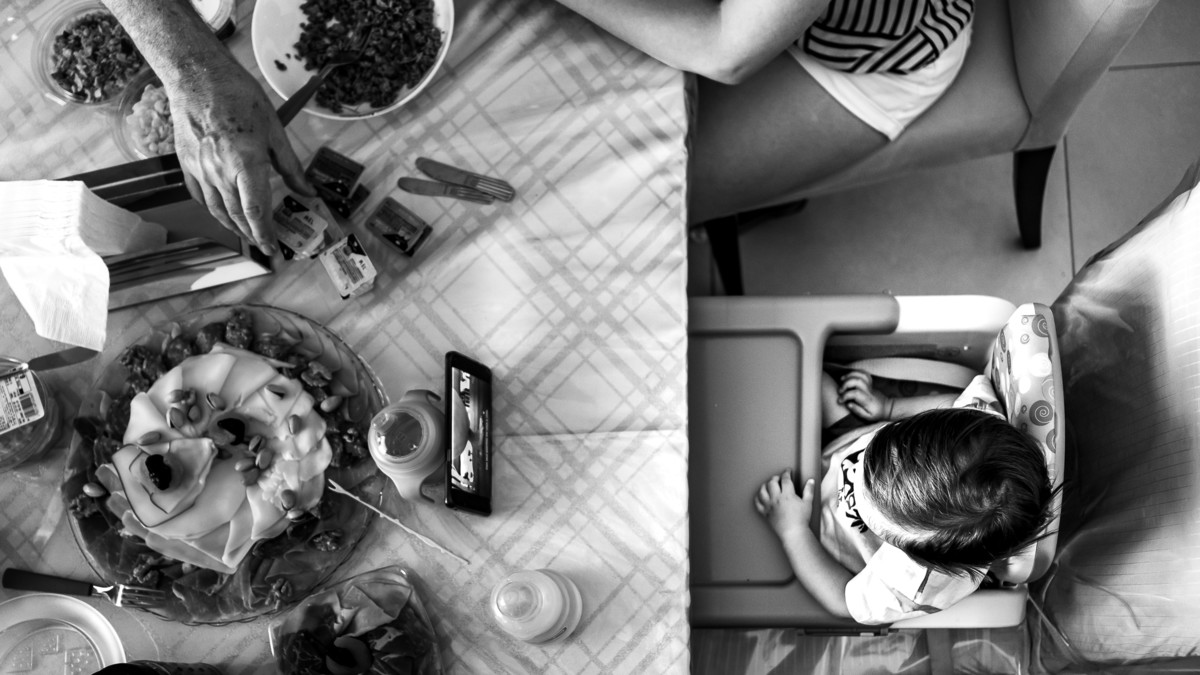 Fotografia Documental de Família em Cotia, Granja Viana, São Paulo, família Galli com filho, bebê, criança de um ano de idade. Momentos em família no café da manhã e brincando com as crianças com água. Bateria completa com os filhos.