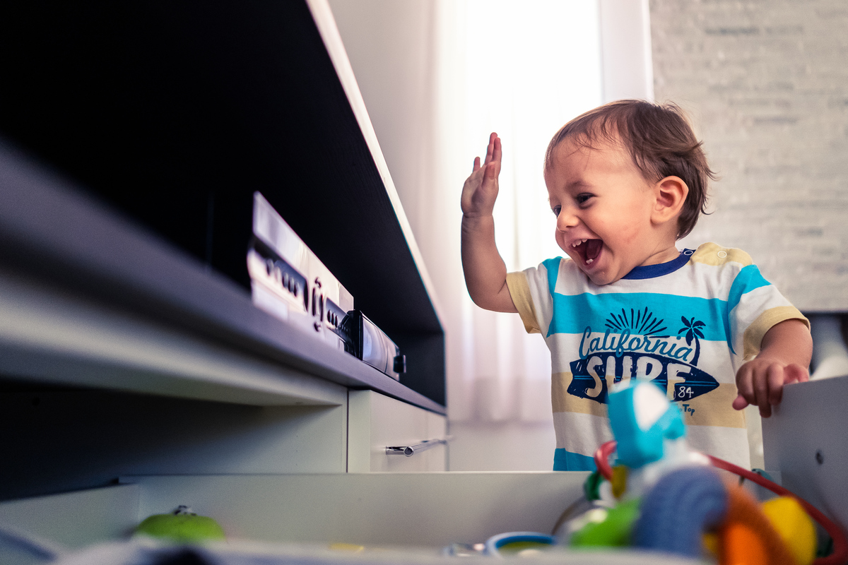 Fotografia Documental de Família em Cotia, Granja Viana, São Paulo, família Galli com filho, bebê, criança de um ano de idade. Momentos em família no café da manhã e brincando com as crianças com água. Bateria completa com os filhos.