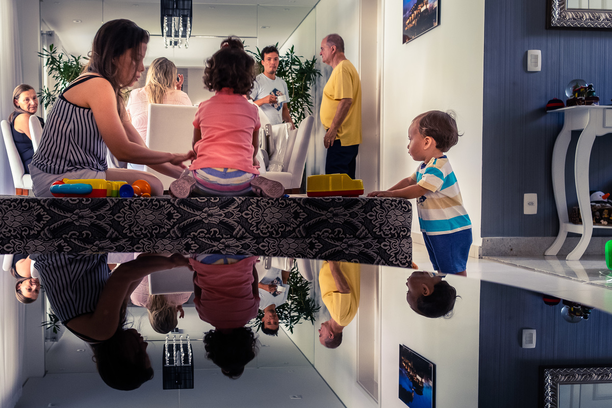 Fotografia Documental de Família em Cotia, Granja Viana, São Paulo, família Galli com filho, bebê, criança de um ano de idade. Momentos em família no café da manhã e brincando com as crianças com água. Bateria completa com os filhos.