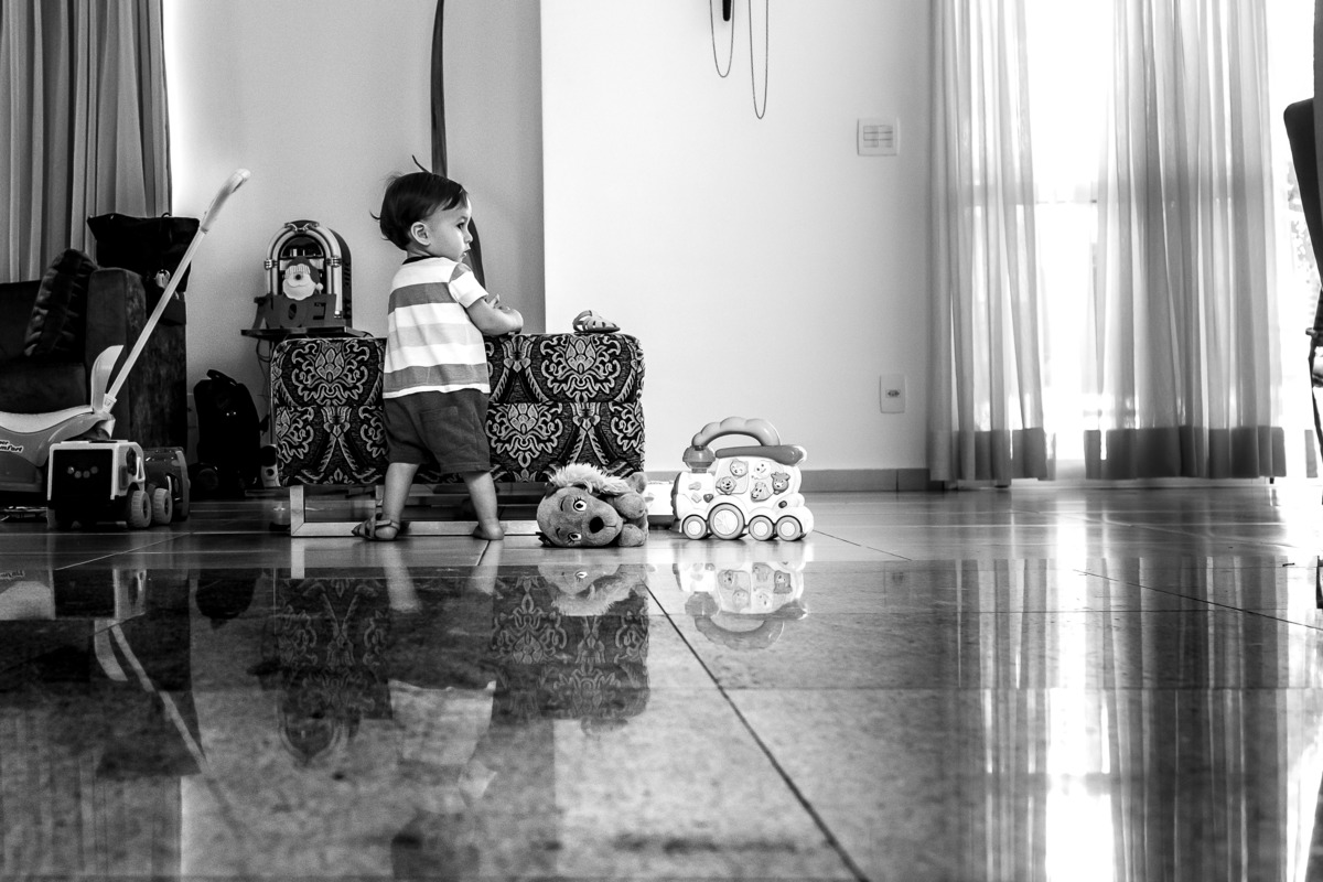 Fotografia Documental de Família em Cotia, Granja Viana, São Paulo, família Galli com filho, bebê, criança de um ano de idade. Momentos em família no café da manhã e brincando com as crianças com água. Bateria completa com os filhos.