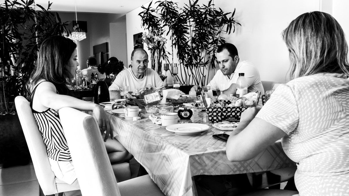 Fotografia Documental de Família em Cotia, Granja Viana, São Paulo, família Galli com filho, bebê, criança de um ano de idade. Momentos em família no café da manhã e brincando com as crianças com água. Bateria completa com os filhos.