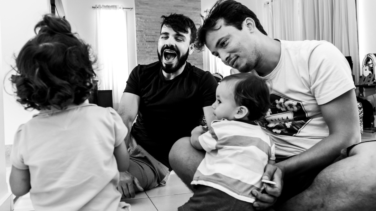 Fotografia Documental de Família em Cotia, Granja Viana, São Paulo, família Galli com filho, bebê, criança de um ano de idade. Momentos em família no café da manhã e brincando com as crianças com água. Bateria completa com os filhos.