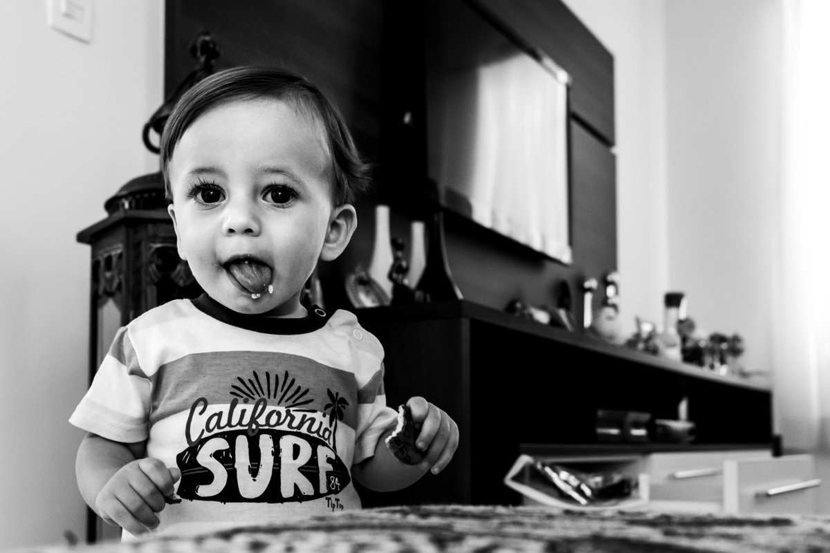 Fotografia Documental de Família em Cotia, Granja Viana, São Paulo, família Galli com filho, bebê, criança de um ano de idade. Momentos em família no café da manhã e brincando com as crianças com água. Bateria completa com os filhos.