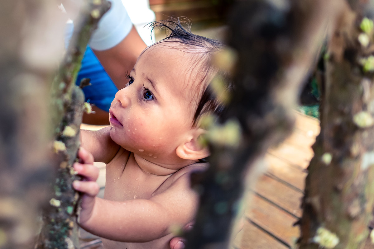 Fotografia Documental de Família em Cotia, Granja Viana, São Paulo, família Galli com filho, bebê, criança de um ano de idade. Momentos em família no café da manhã e brincando com as crianças com água. Bateria completa com os filhos.