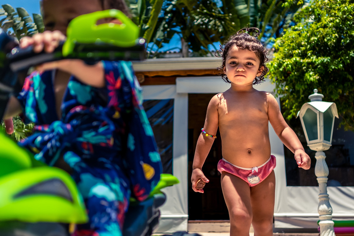 Fotografia Documental de Família em Cotia, Granja Viana, São Paulo, família Galli com filho, bebê, criança de um ano de idade. Momentos em família no café da manhã e brincando com as crianças com água. Bateria completa com os filhos.