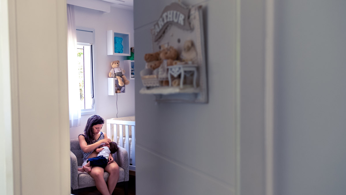 Fotografia Documental de Família em Cotia, Granja Viana, São Paulo, família Galli com filho, bebê, criança de um ano de idade. Momentos em família no café da manhã e brincando com as crianças com água. Bateria completa com os filhos.