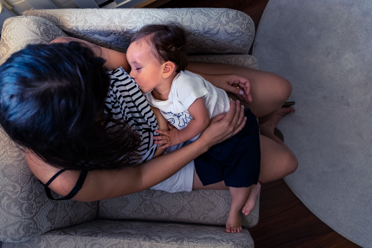 Fotografia Documental de Família em Cotia, Granja Viana, São Paulo, família Galli com filho, bebê, criança de um ano de idade. Momentos em família no café da manhã e brincando com as crianças com água. Bateria completa com os filhos.