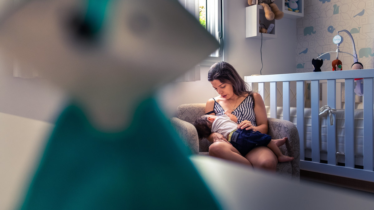 Fotografia Documental de Família em Cotia, Granja Viana, São Paulo, família Galli com filho, bebê, criança de um ano de idade. Momentos em família no café da manhã e brincando com as crianças com água. Bateria completa com os filhos.