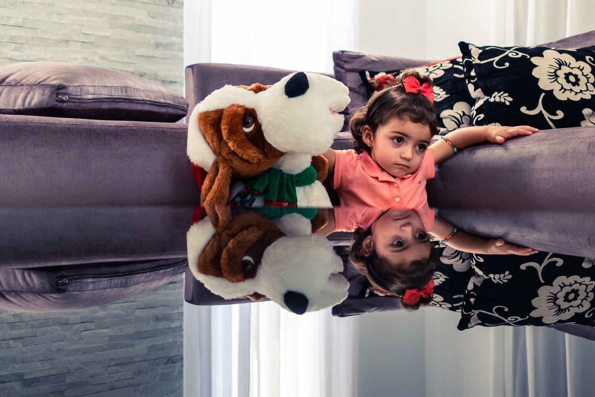 Fotografia Documental de Família em Cotia, Granja Viana, São Paulo, família Galli com filho, bebê, criança de um ano de idade. Momentos em família no café da manhã e brincando com as crianças com água. Bateria completa com os filhos.