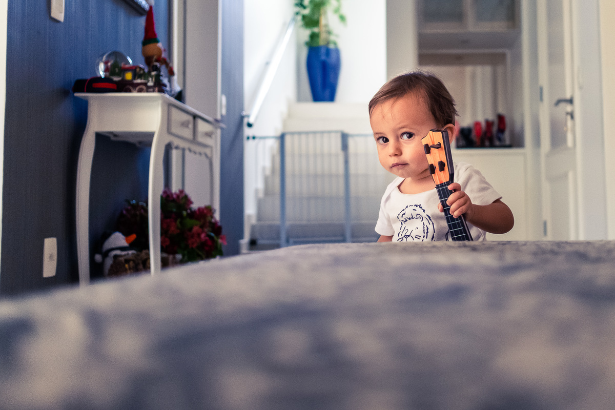 Fotografia Documental de Família em Cotia, Granja Viana, São Paulo, família Galli com filho, bebê, criança de um ano de idade. Momentos em família no café da manhã e brincando com as crianças com água. Bateria completa com os filhos.