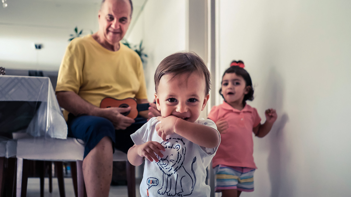 Fotografia Documental de Família em Cotia, Granja Viana, São Paulo, família Galli com filho, bebê, criança de um ano de idade. Momentos em família no café da manhã e brincando com as crianças com água. Bateria completa com os filhos.
