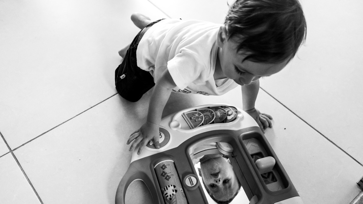 Fotografia Documental de Família em Cotia, Granja Viana, São Paulo, família Galli com filho, bebê, criança de um ano de idade. Momentos em família no café da manhã e brincando com as crianças com água. Bateria completa com os filhos.