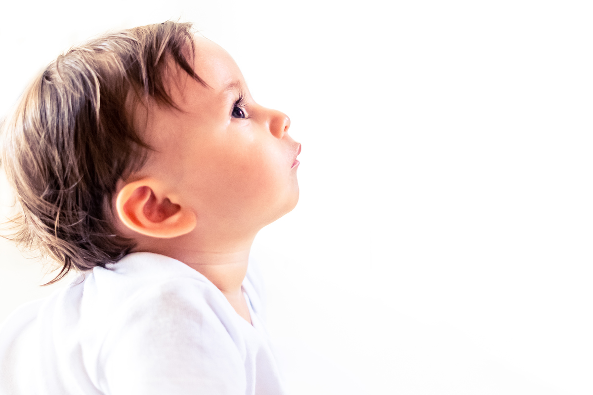Fotografia Documental de Família em Cotia, Granja Viana, São Paulo, família Galli com filho, bebê, criança de um ano de idade. Momentos em família no café da manhã e brincando com as crianças com água. Bateria completa com os filhos.