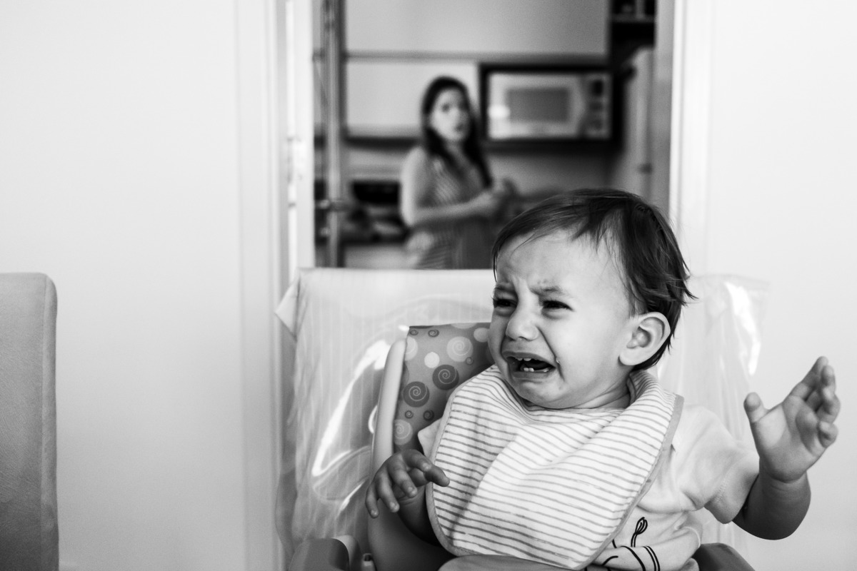 Fotografia Documental de Família em Cotia, Granja Viana, São Paulo, família Galli com filho, bebê, criança de um ano de idade. Momentos em família no café da manhã e brincando com as crianças com água. Bateria completa com os filhos.