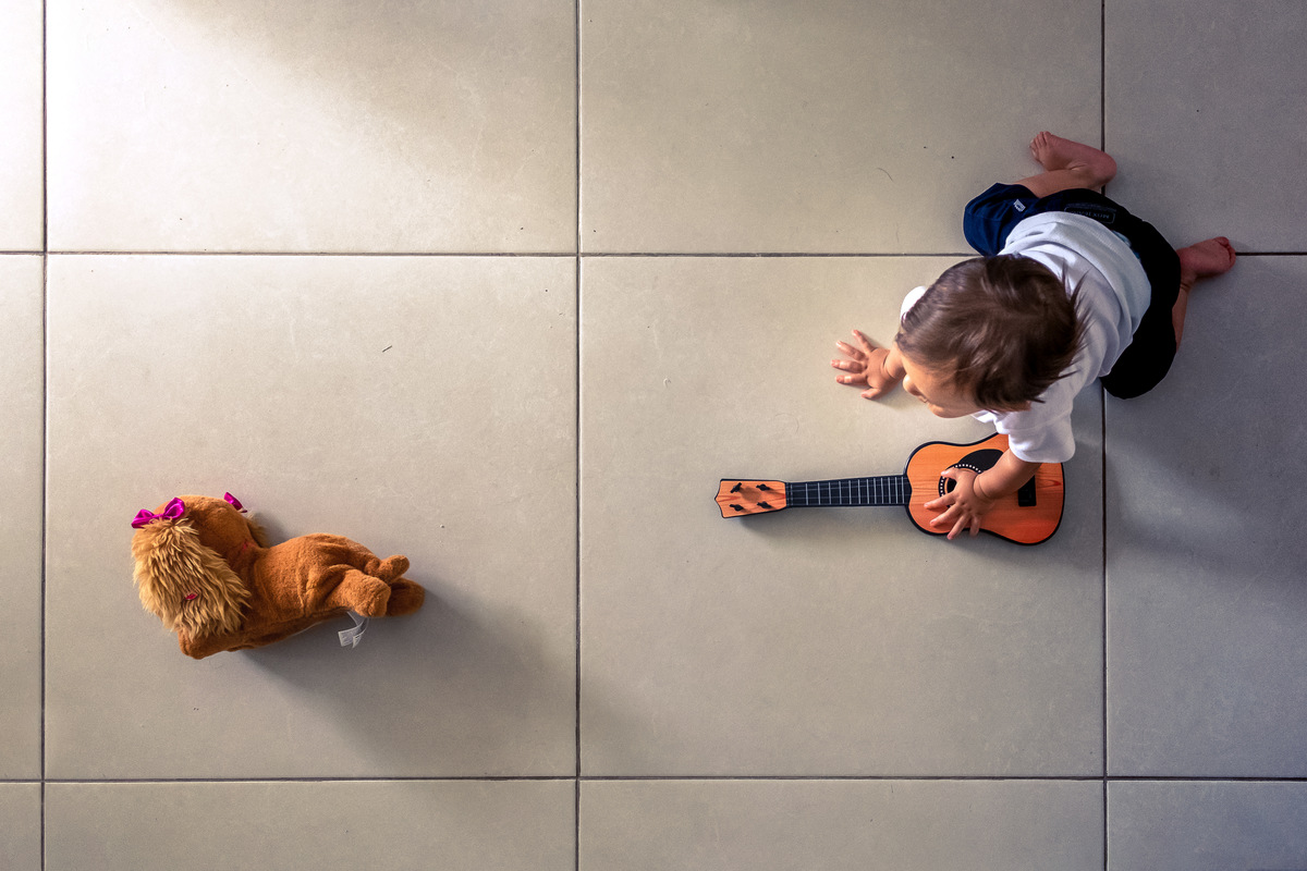 Fotografia Documental de Família em Cotia, Granja Viana, São Paulo, família Galli com filho, bebê, criança de um ano de idade. Momentos em família no café da manhã e brincando com as crianças com água. Bateria completa com os filhos.