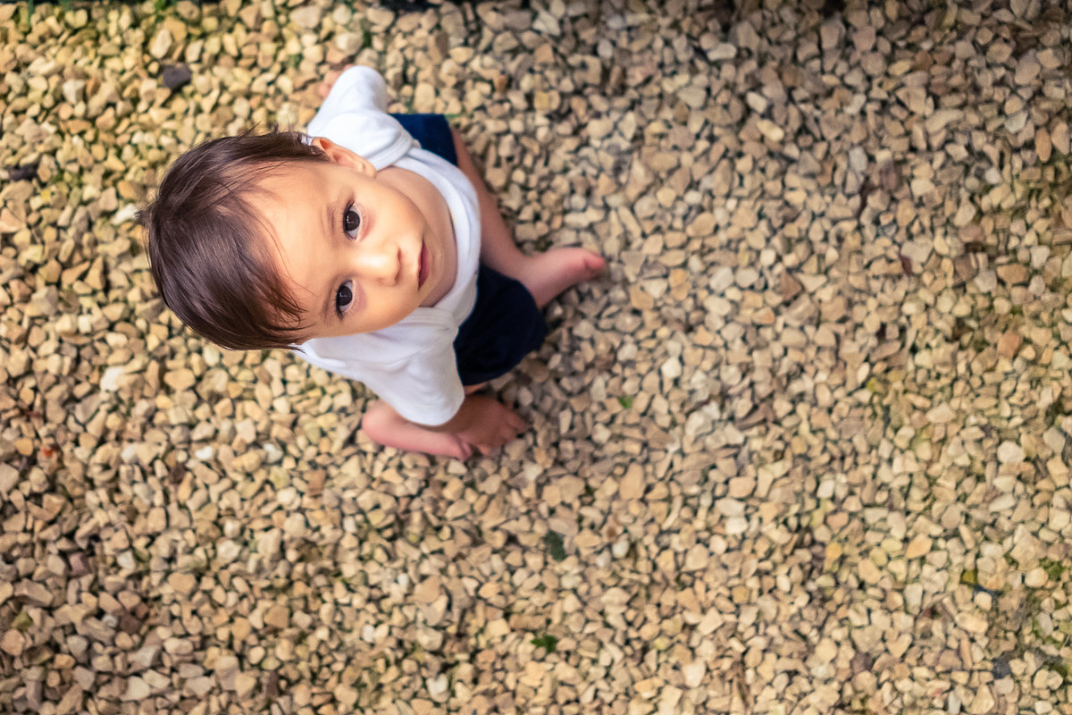 Fotografia Documental de Família em Cotia, Granja Viana, São Paulo, família Galli com filho, bebê, criança de um ano de idade. Momentos em família no café da manhã e brincando com as crianças com água. Bateria completa com os filhos.