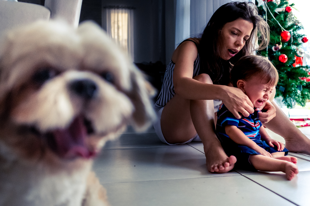 Fotografia Documental de Família em Cotia, Granja Viana, São Paulo, família Galli com filho, bebê, criança de um ano de idade. Momentos em família no café da manhã e brincando com as crianças com água. Bateria completa com os filhos.