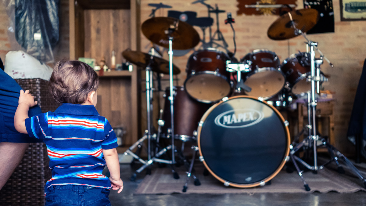Fotografia Documental de Família em Cotia, Granja Viana, São Paulo, família Galli com filho, bebê, criança de um ano de idade. Momentos em família no café da manhã e brincando com as crianças com água. Bateria completa com os filhos.