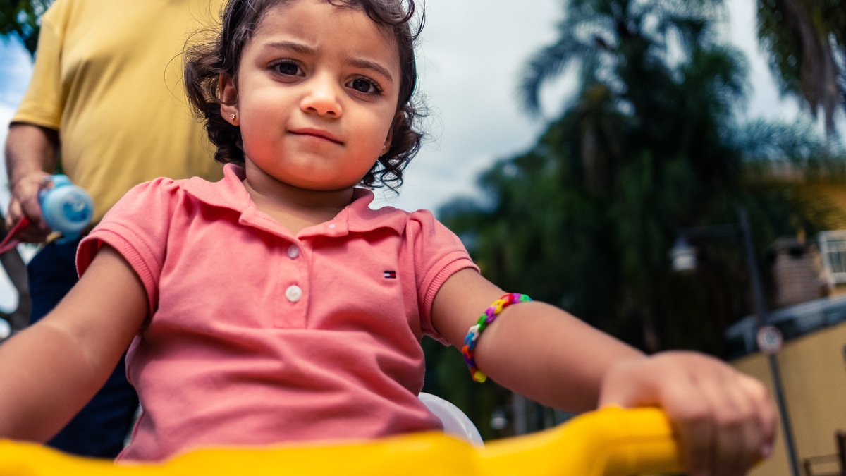 Fotografia Documental de Família em Cotia, Granja Viana, São Paulo, família Galli com filho, bebê, criança de um ano de idade. Momentos em família no café da manhã e brincando com as crianças com água. Bateria completa com os filhos.