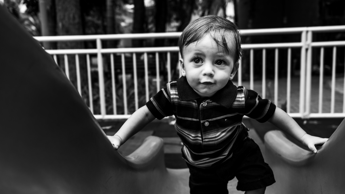 Fotografia Documental de Família em Cotia, Granja Viana, São Paulo, família Galli com filho, bebê, criança de um ano de idade. Momentos em família no café da manhã e brincando com as crianças com água. Bateria completa com os filhos.