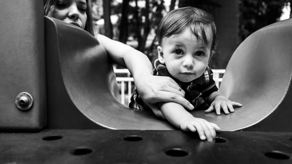 Fotografia Documental de Família em Cotia, Granja Viana, São Paulo, família Galli com filho, bebê, criança de um ano de idade. Momentos em família no café da manhã e brincando com as crianças com água. Bateria completa com os filhos.