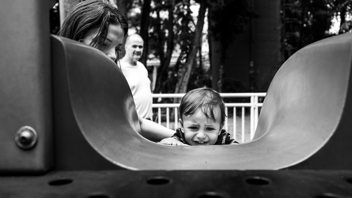 Fotografia Documental de Família em Cotia, Granja Viana, São Paulo, família Galli com filho, bebê, criança de um ano de idade. Momentos em família no café da manhã e brincando com as crianças com água. Bateria completa com os filhos.