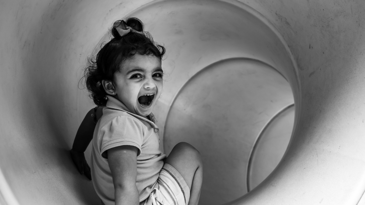 Fotografia Documental de Família em Cotia, Granja Viana, São Paulo, família Galli com filho, bebê, criança de um ano de idade. Momentos em família no café da manhã e brincando com as crianças com água. Bateria completa com os filhos.