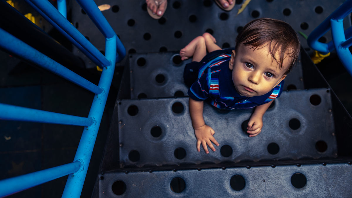 Fotografia Documental de Família em Cotia, Granja Viana, São Paulo, família Galli com filho, bebê, criança de um ano de idade. Momentos em família no café da manhã e brincando com as crianças com água. Bateria completa com os filhos.