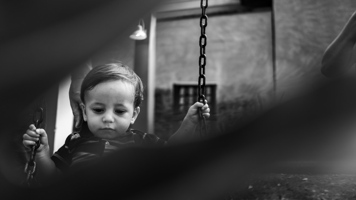 Fotografia Documental de Família em Cotia, Granja Viana, São Paulo, família Galli com filho, bebê, criança de um ano de idade. Momentos em família no café da manhã e brincando com as crianças com água. Bateria completa com os filhos.