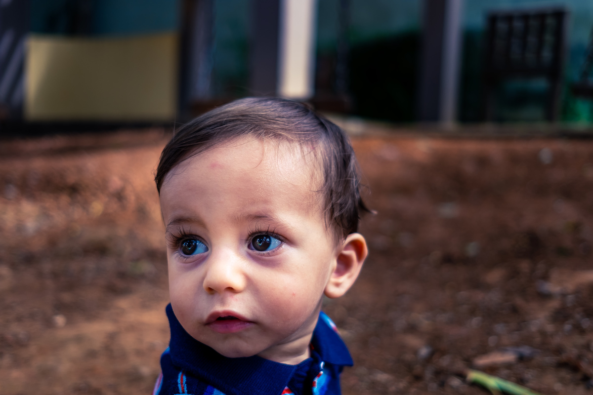 Fotografia Documental de Família em Cotia, Granja Viana, São Paulo, família Galli com filho, bebê, criança de um ano de idade. Momentos em família no café da manhã e brincando com as crianças com água. Bateria completa com os filhos.