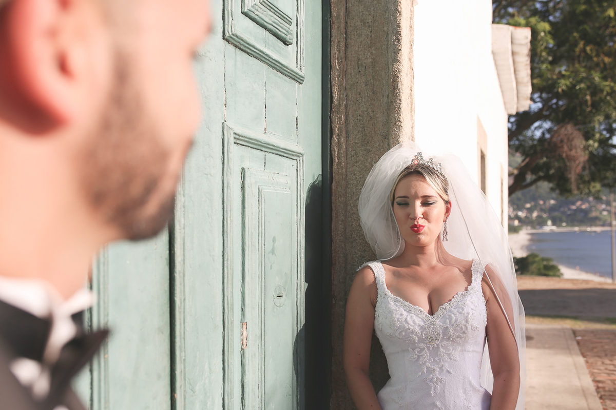 noiva mandando beijo para o noivo