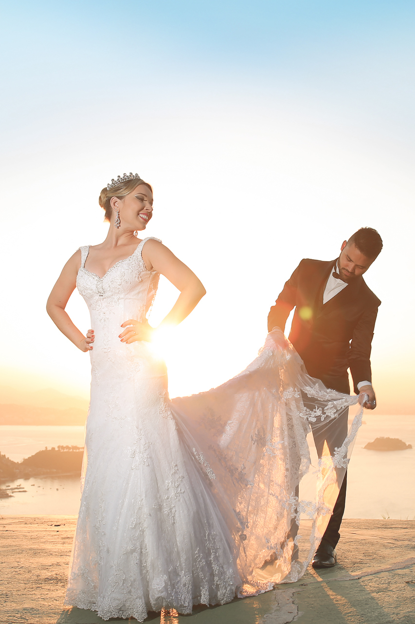 Todo o cuidado do noivo com o vestido da noiva!