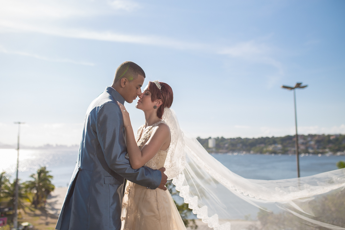 noivos se olhando na praia em niterói