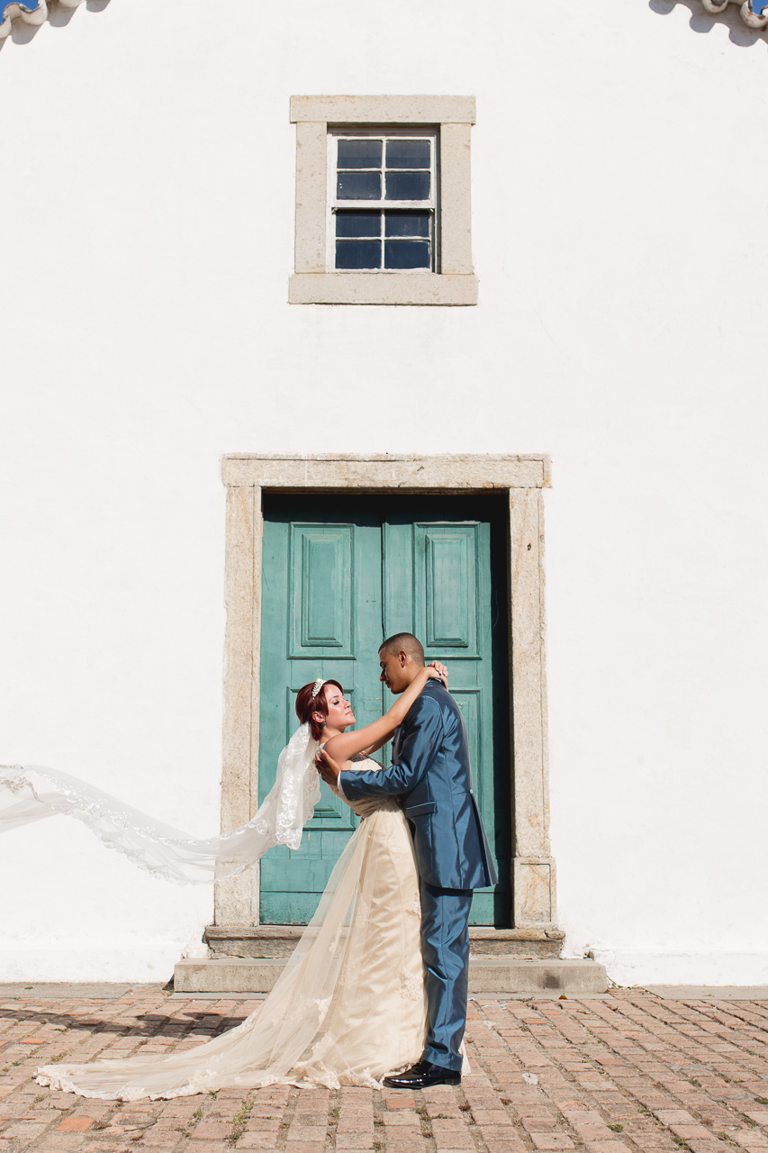 Noivos trocando olhares na igreja em são francisco niterói